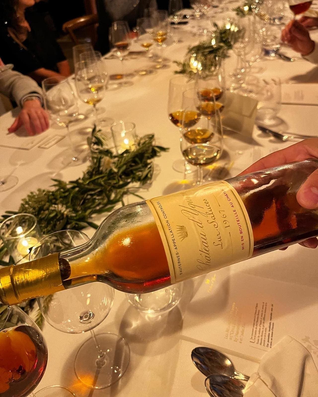 Bouteille de Château d’Yquem 1967 versée à une table de dégustation garnie de verres de sauternes