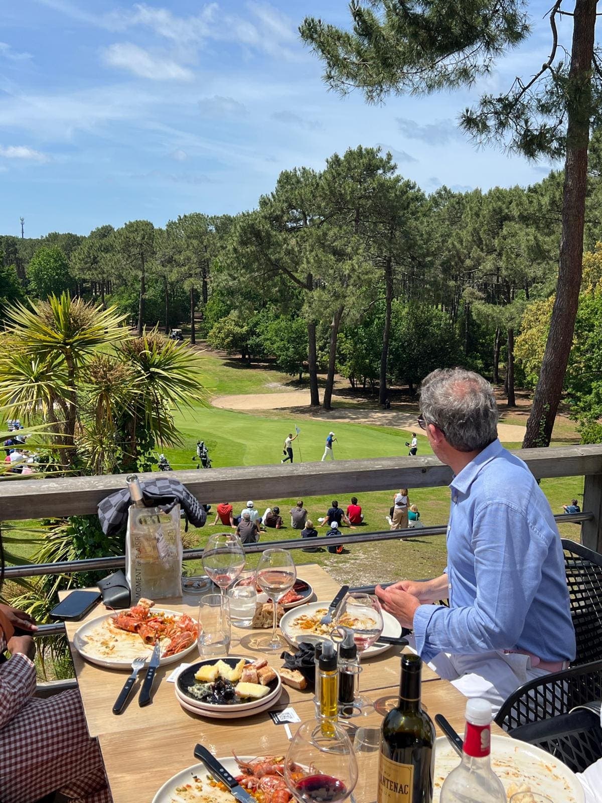 Déjeuner en terrasse de golf, plateau de langoustines et fromages, vue sur le green