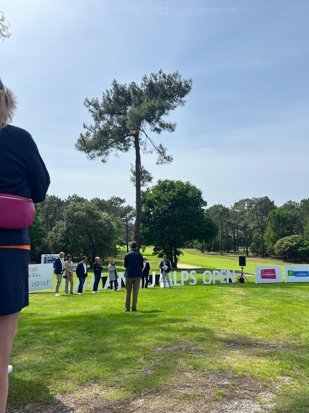 Cérémonie sur le practice du tournoi de golf Lacanau Alps Open, invités rassemblés