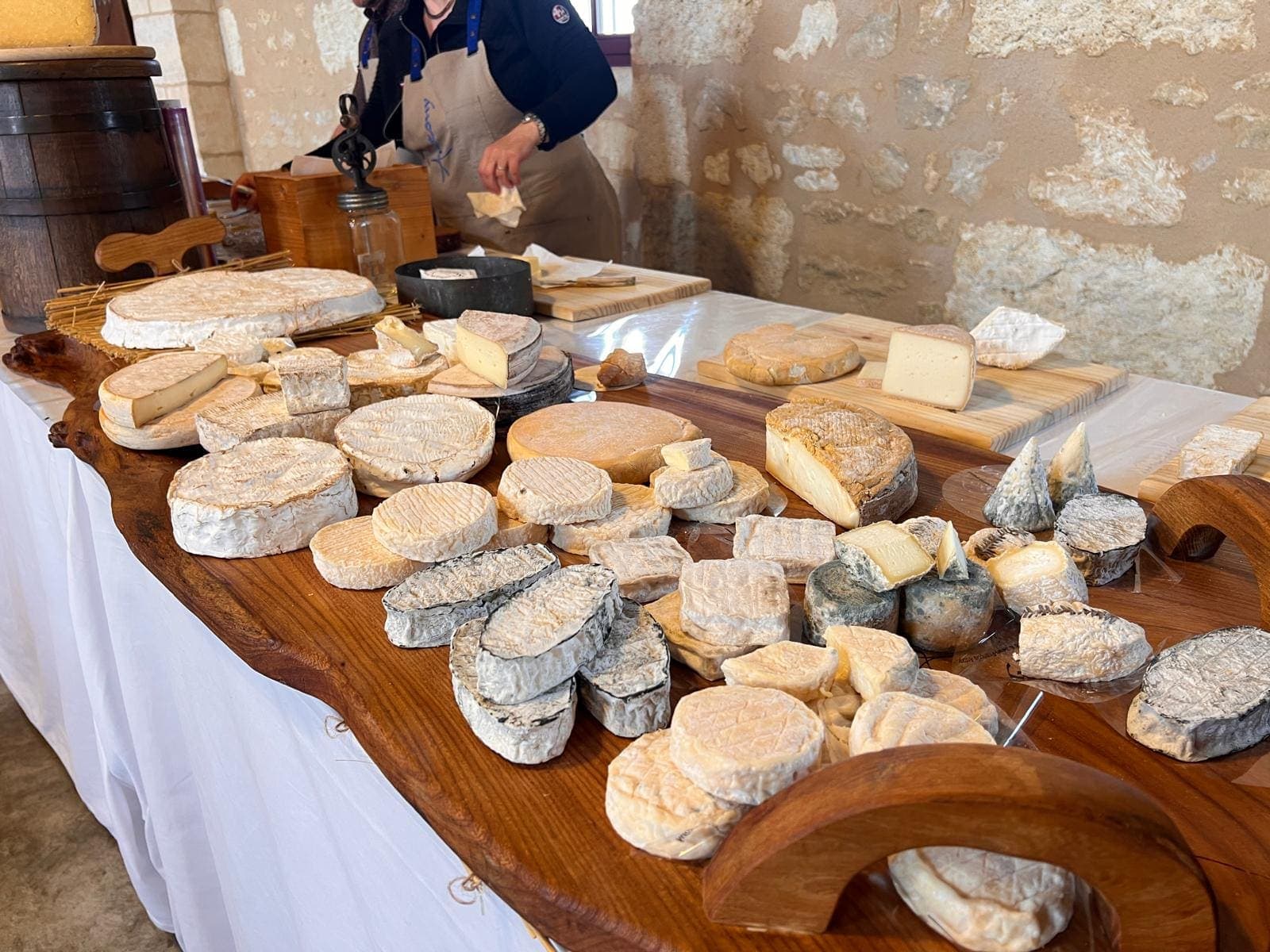 Grand plateau de fromages affinés présenté sur une table, spécialités françaises